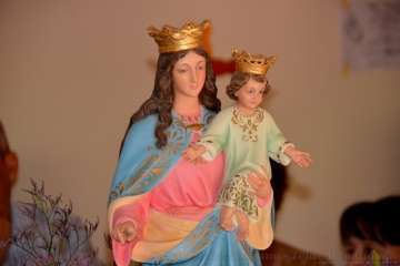 Un vecino echa un cable para la misa en Tecén (Foto Francisco J. Santana)